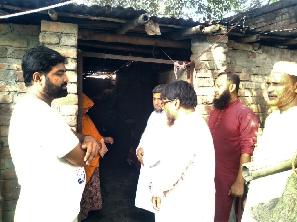 মিডিয়া কর্মীর পরিবারকে নগদ অর্থ প্রদান করলেন রাজশাহী জামায়াত