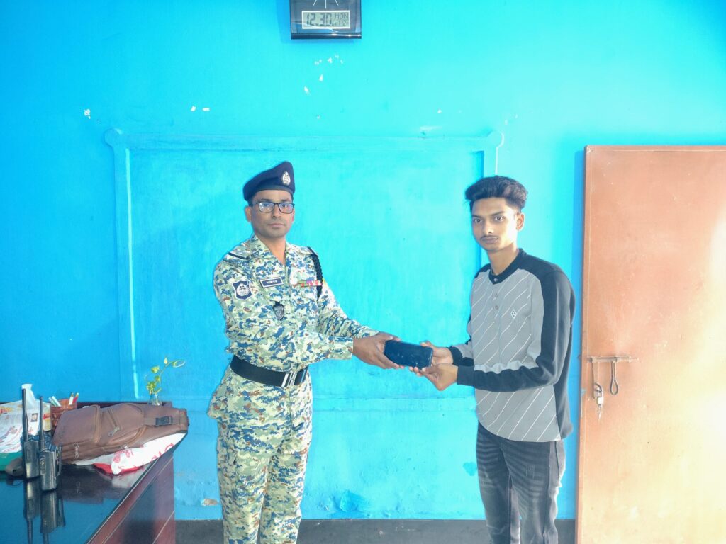 মাত্র ১৭ দিনে হারানো ফোন উদ্ধার করলো এপিবিএন-৪