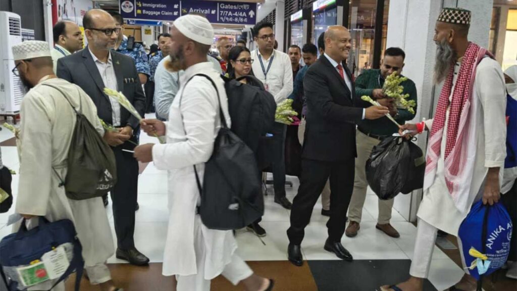 দেশে ফিরেছেন ৩৬৯ জন হাজি