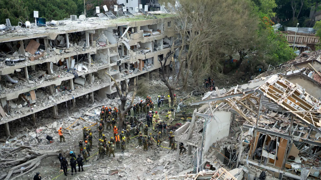 ইরানি ক্ষেপণাস্ত্র হামলায় তেল আবিব ও হাইফায় ব্যাপক ক্ষয়ক্ষতি