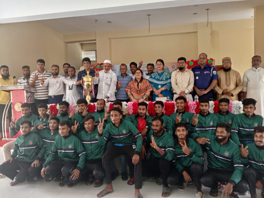 জেলা প্রশাসক গোল্ডকাপ ফুটবল টুর্নামেন্টে-২০২৫ মোহনপুর উপজেলা দল চ্যাম্পিয়ন হওয়ায় সংবর্ধনা দেওয়া হয়।