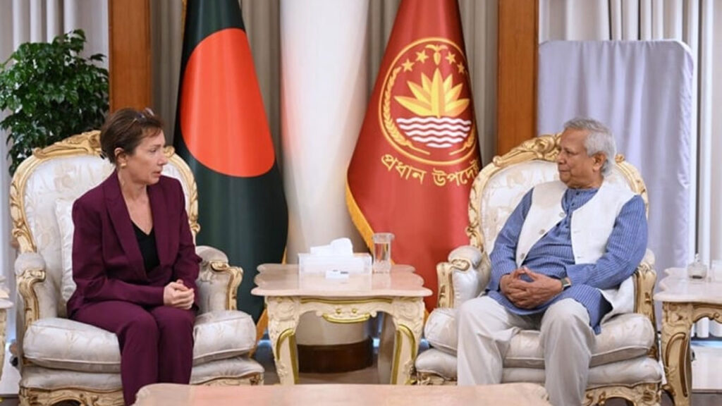 রাষ্ট্রীয় অতিথি ভবন যমুনায় ঢাকায় নিযুক্ত যুক্তরাষ্ট্রের চার্জ দ্য অ্যাফেয়ার্স ট্রেসি অ্যান জ্যাকবসন প্রধান উপদেষ্টার সঙ্গে সাক্ষাৎ