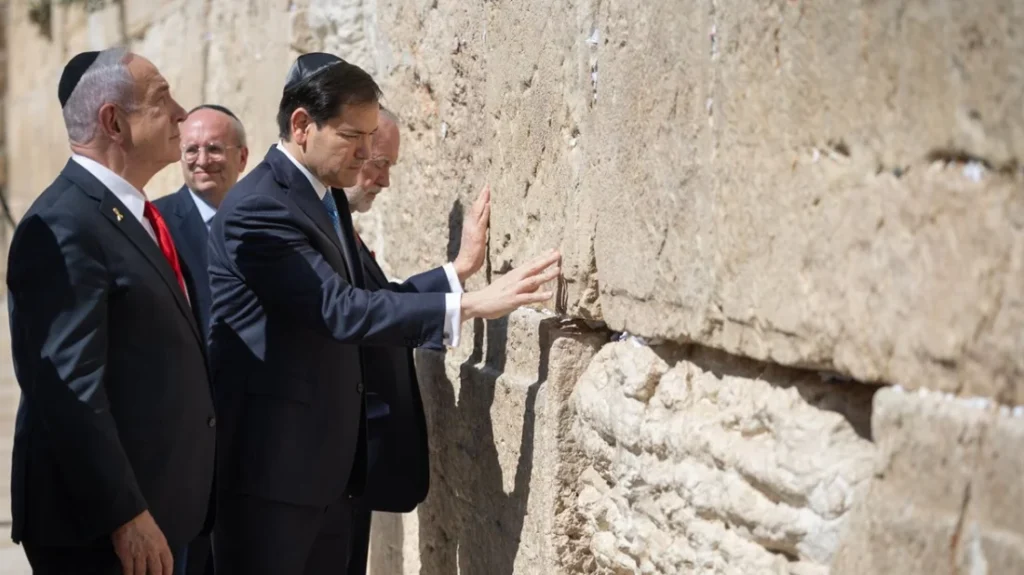 জেরুজালেমের পুরাতন শহরের ওয়েস্টার্ন ওয়ালে প্রার্থনা করেন মার্কিন পররাষ্ট্রমন্ত্রী মার্কো রুবিও।