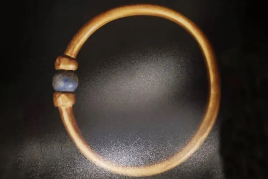 ফারাওয়ের তিন হাজার বছর পুরোনো একটি ব্রেসলেট চুরি হয়েছে