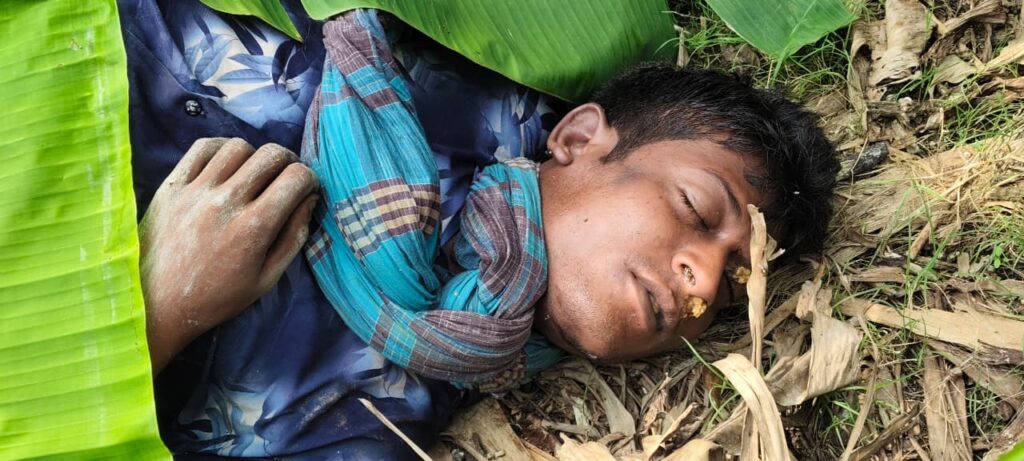 পুঠিয়ায় কলাবাগান থেকে ভ্যান চালকের লুঙ্গি পেঁচানো মরদেহ উদ্ধার