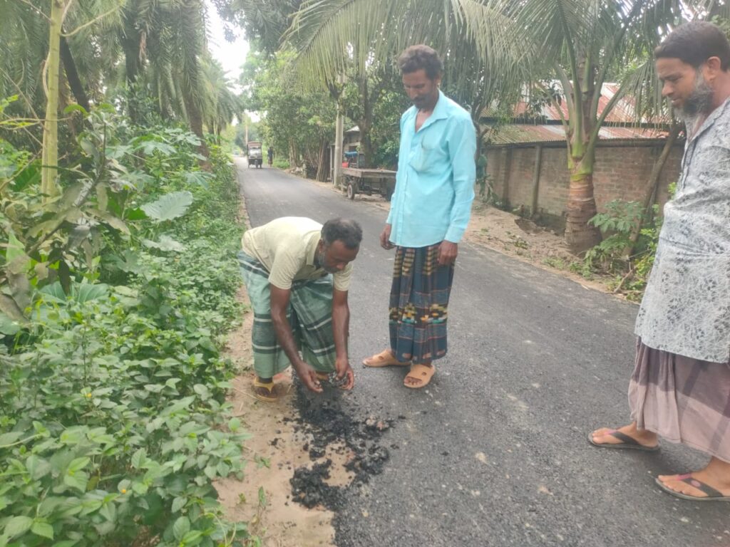 রাজশাহীর দুর্গাপুরে কোটি টাকার সড়ক নির্মাণে অনিয়মের অভিযোগ