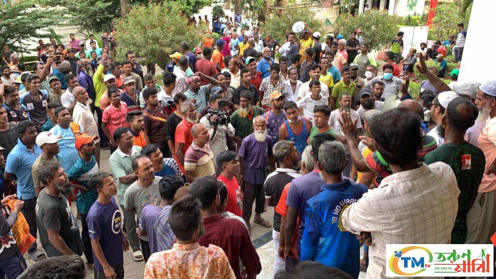 বেতন বৃদ্ধির দাবিতে রাসিকের শ্রমিকদের বিক্ষোভ