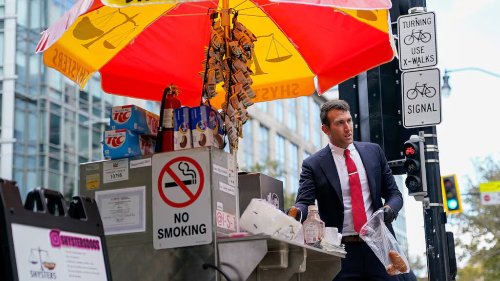 ফুটপাতে খাবার বিক্রি করছেন যুক্তরাষ্ট্রের সরকারি কর্মচারী