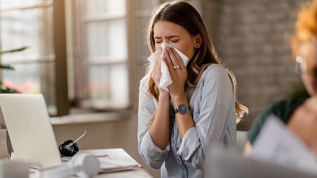 আবহাওয়া পরিবর্তনের ফলে যেসব স্বাস্থ্য সমস্যা দেখা দিতে পারে * কম রোগ প্রতিরোধ ক্ষমতা এবং ভাইরাস সংক্রমণ বৃদ্ধির কারণে ঠান্ডা এবং ফ্লু। * পরাগ বা ধুলোর পরিবর্তনের কারণে মৌসুমী অ্যালার্জি। * তাপমাত্রার পরিবর্তন বা দূষিত বাতাস থেকে হাঁপানি এবং শ্বাসকষ্টের সমস্যা। * জয়েন্টে ব্যথা এবং আর্থ্রাইটিস ব্যারোমেট্রিক চাপের পরিবর্তনের সঙ্গে সম্পর্কিত।। * ঠান্ডা আবহাওয়ায় শুষ্কতা বা একজিমার মতো ত্বকের সমস্যার কারণ হতে পারে, আর্দ্র অবস্থায় হতে পারে ছত্রাকের সংক্রমণ। আবহাওয়া পরিবর্তনজনিত অসুস্থতা প্রতিরোধের টিপস যথাযথ পোশাক পরুন: তাপমাত্রার ওঠানামার সঙ্গে সহজেই খাপ খাইয়ে নেওয়ার জন্য সঠিক পোশাক পরুন। হাইড্রেটেড থাকুন: ঠান্ডা আবহাওয়ায়ও শরীরের কার্যকারিতা বজায় রাখার জন্য প্রচুর পানি পান করুন। স্বাস্থ্যবিধি বজায় রাখুন: মৌসুমী ভাইরাসের বিস্তার কমাতে ঘন ঘন হাত ধোয়ার অভ্যাস করুন। আকস্মিক সংস্পর্শ এড়িয়ে চলুন: আপনার শরীরকে সামঞ্জস্য করতে সাহায্য করার জন্য গরম এবং ঠান্ডা পরিবেশের ধীরে ধীরে প্রবেশ করুন। সুষম খাদ্য খান: ভিটামিন এবং অ্যান্টিঅক্সিডেন্ট সমৃদ্ধ ফল এবং শাক-সবজি নিয়মিত খেতে হবে। পরিবর্তিত আবহাওয়ায় রোগ প্রতিরোধ ক্ষমতা বাড়াতে যা করবেন পর্যাপ্ত ঘুম: বিশ্রাম রোগ প্রতিরোধ ক্ষমতা শক্তিশালী করে। তাই পর্যাপ্ত ঘুমের দিকে নজর রাখুন। নিয়মিত ব্যায়াম করুন: পরিমিত ব্যায়াম রক্ত ​​সঞ্চালন এবং সংক্রমণের বিরুদ্ধে সামগ্রিক প্রতিরোধ ক্ষমতা বাড়ায়। রোগ প্রতিরোধ ক্ষমতা বৃদ্ধিকারী খাবার: সাইট্রাস ফল, আদা, হলুদ, রসুন এবং দই রোগ প্রতিরোধ ক্ষমতা শক্তিশালী করতে সাহায্য করে। ভিটামিন ডি গ্রহণ করুন: পর্যাপ্ত ভিটামিন ডি পেতে নিয়মিত রোদে বসার অভ্যাস করুন। মানসিক চাপ কমান: দীর্ঘস্থায়ী মানসিক চাপ রোগ প্রতিরোধ ক্ষমতা হ্রাস করতে ধর্মীয় প্রার্থনা, ধ্যান বা গভীর শ্বাস-প্রশ্বাস অনুশীলন করুন।