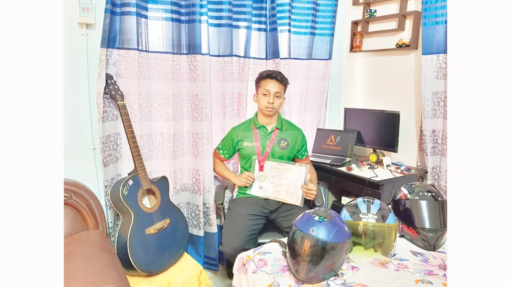 হেলমেট উদ্ভাবন, প্রাণ বাঁচানোর স্বপ্নে বিশ্বজয় করলেন রাজশাহীর নাফিস