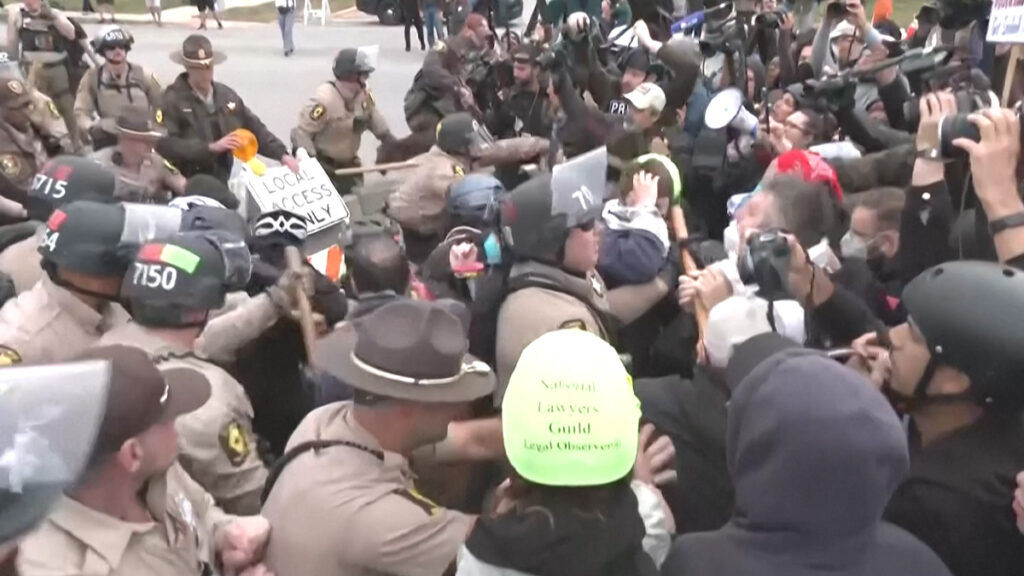 অভিবাসনবিরোধী অভিযানের জেরে বিক্ষোভে উত্তাল যুক্তরাষ্ট্রের ইলিনয়ের ব্রডভিউ