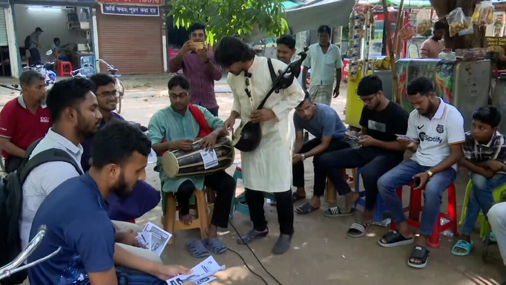 প্রার্থীদের ব্যতিক্রমধর্মী প্রচারণায় উৎসবমুখর রাবি ক্যাম্পাস