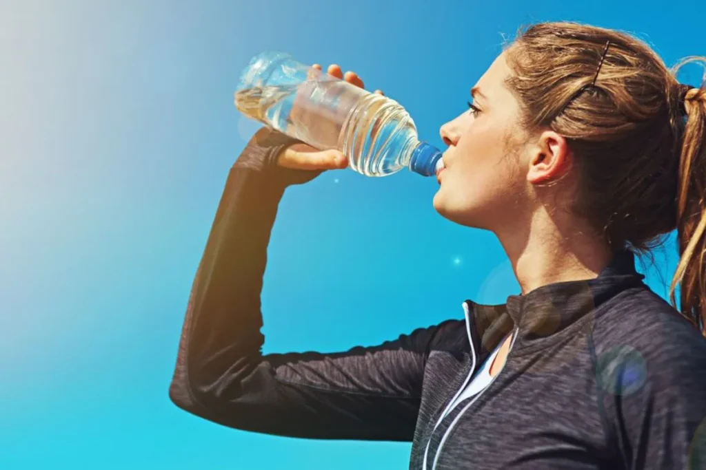 প্রতিদিন পর্যাপ্ত পানি পান করলে মস্তিষ্ক-শরীরের যে উপকারিতা