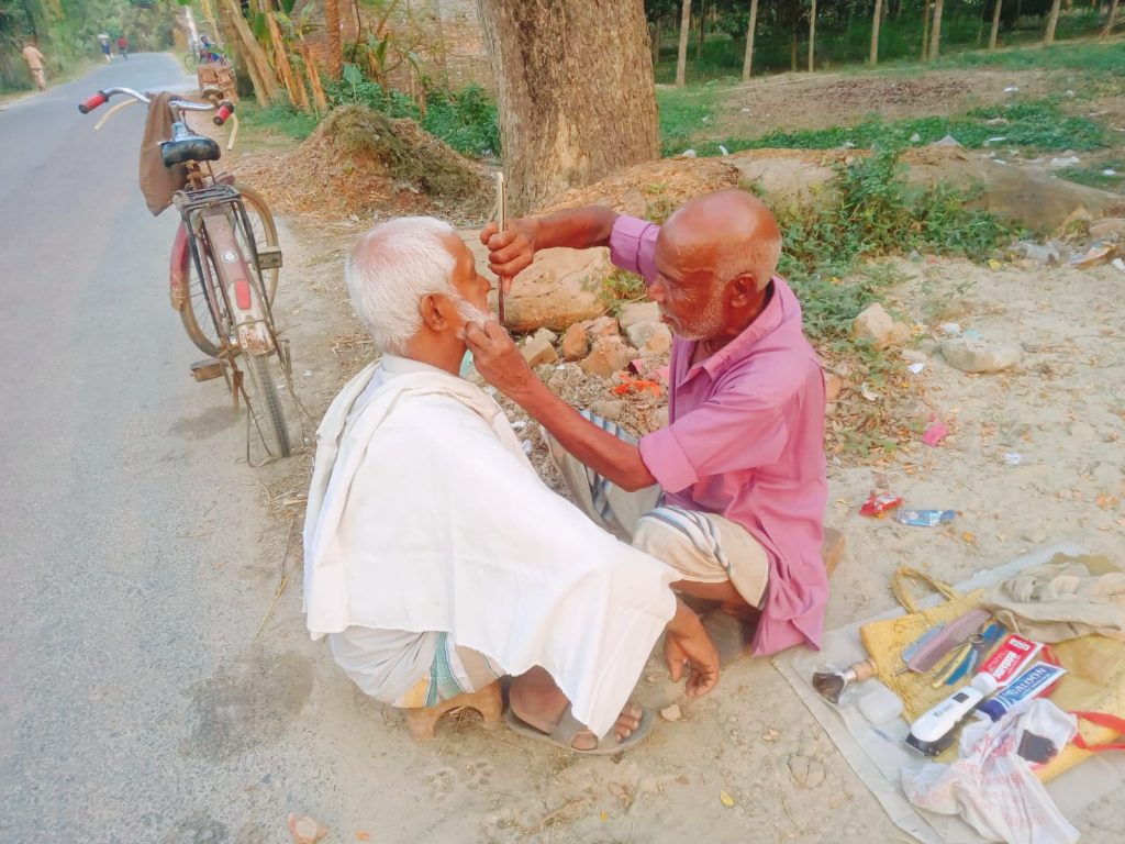 বিলীন হতে বসেছে চারঘাটের টুল–পিঁড়ির নরসুন্দর সংস্কৃতি