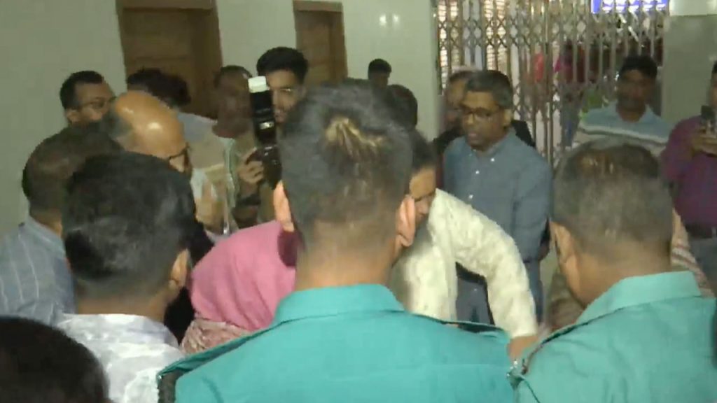 বিচারকের বাসায় ঢুকে ছুরিকাঘাতে ছেলেকে হত্যা