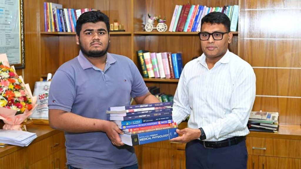 দরিদ্র মেধাবী শিক্ষার্থীর পাশে জেলা প্রশাসক