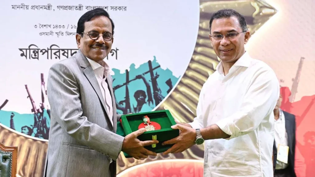 স্বাধীনতা পুরস্কার গ্রহণ করলেন ‘কথার জাদুকর’ হানিফ সংকেত