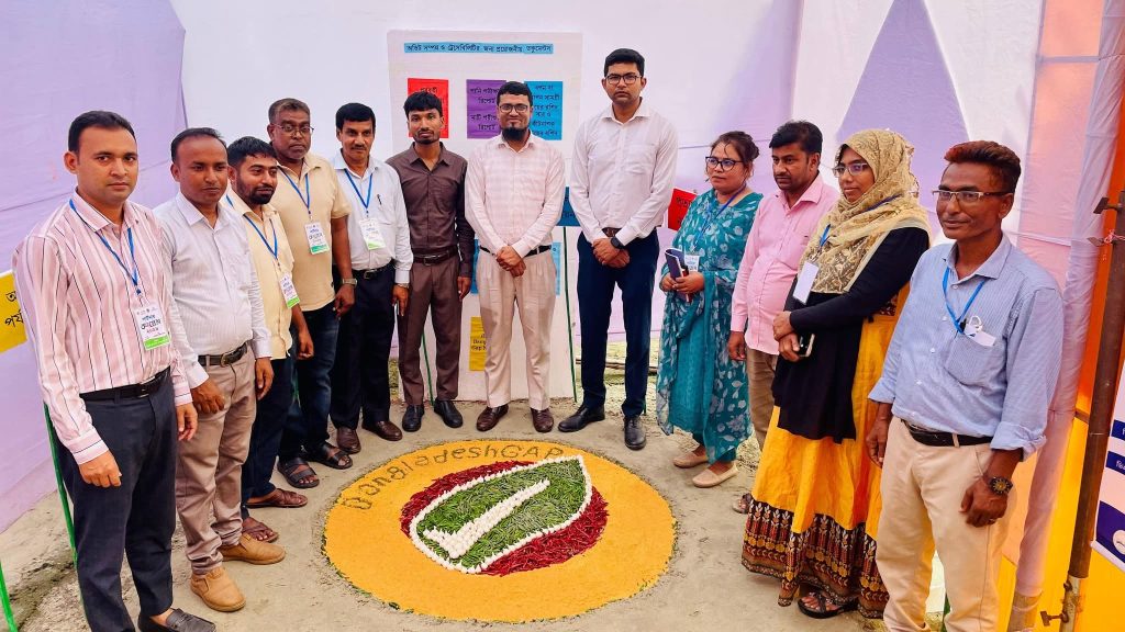 মোহনপুরে কৃষির রূপান্তরে ‘পার্টনার কংগ্রেস’ কৃষকদের পাশে থেকে দিকনির্দেশনায় কৃষি কর্মকর্তা কামরুল ইসলাম