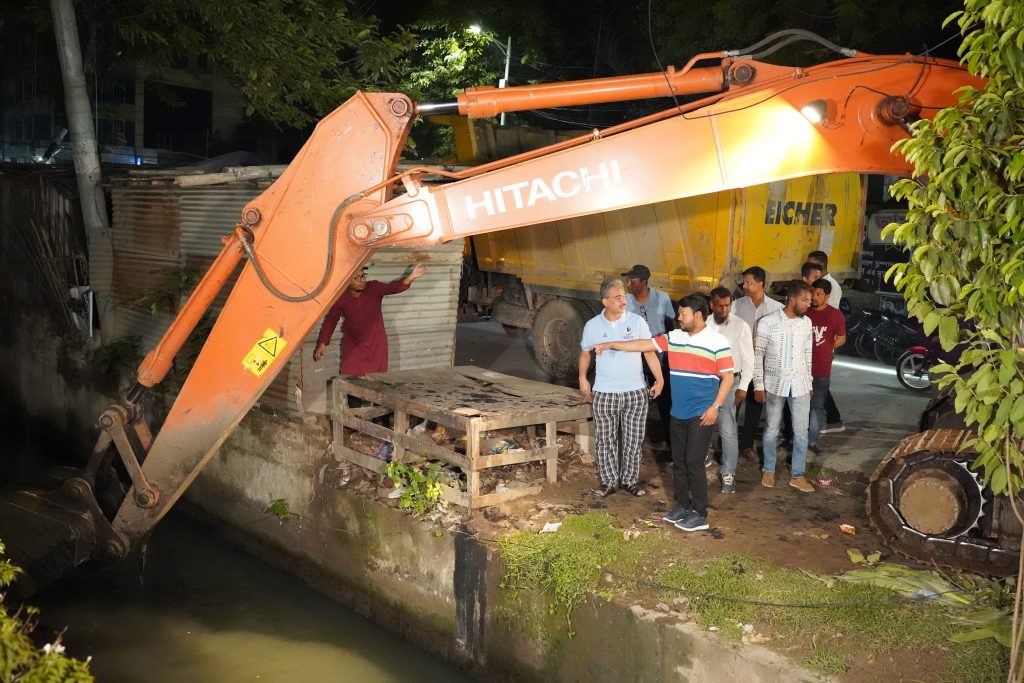 জলাবদ্ধতা মোকাবিলায় দিন-রাত ড্রেন পরিষ্কারে প্রশাসক রিটনের বিশেষ অভিযান