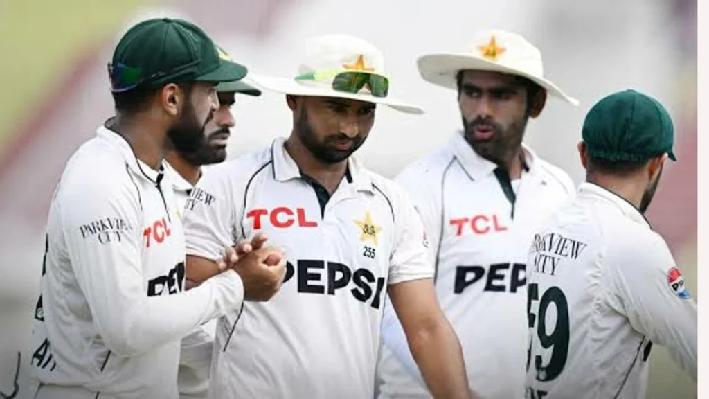 পাকিস্তানের হোয়াইটওয়াশে ক্ষুব্ধ সাবেক তারকারা, বাংলাদেশের প্রশংসায় আকরাম-রমিজ