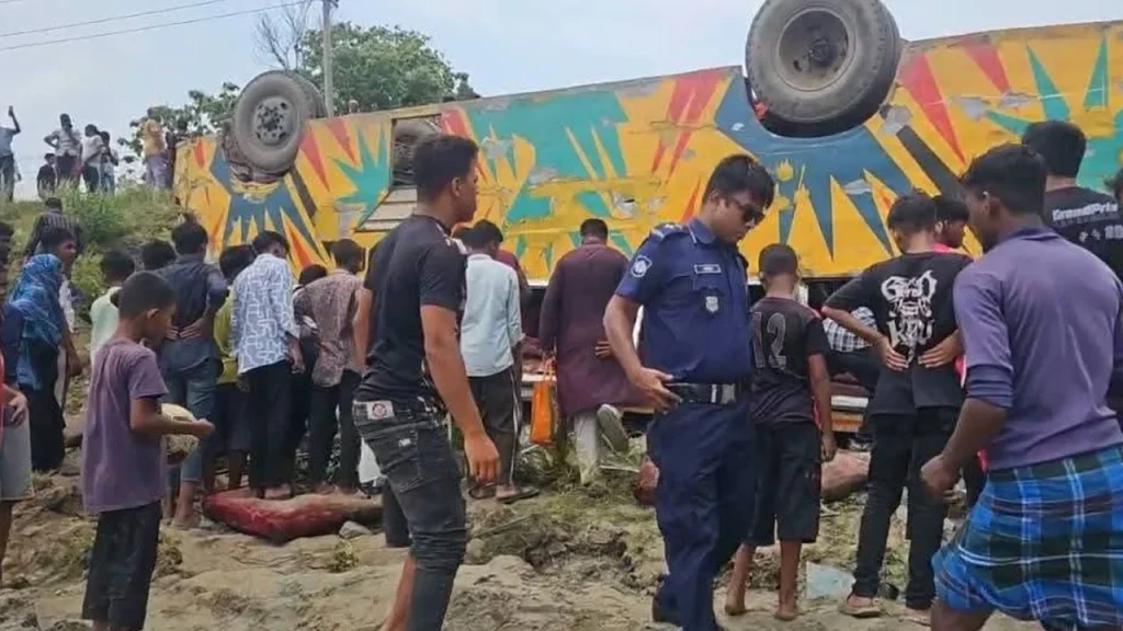 ব্রাহ্মণবাড়িয়ার সরাইলে বাস খাদে পড়ে নিহত ৪