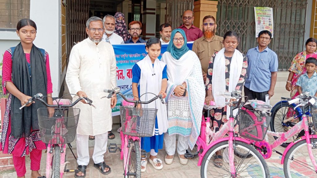 বড়াইগ্রামে ক্ষুদ্র নৃ-গোষ্ঠীদের মাঝে শিক্ষাবৃত্তি, বাইসাইকেল ও সেলাই মেশিন বিতরণ