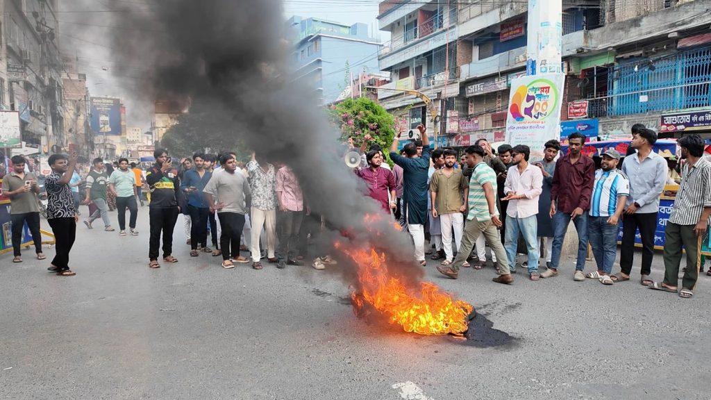 রাজশাহী সিটি কলেজে ছাত্রদলের দুই পক্ষের সংঘর্ষ, সড়ক অবরোধ