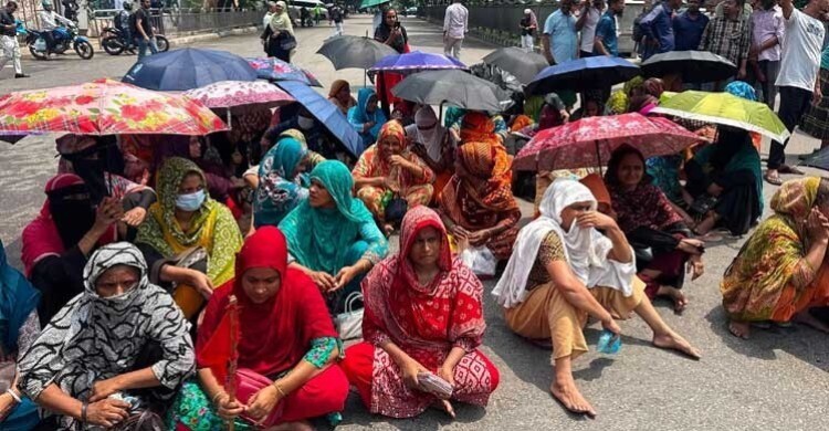 বকেয়া বেতনের দাবিতে পোশাকশ্রমিকরা সড়কে অবস্থান