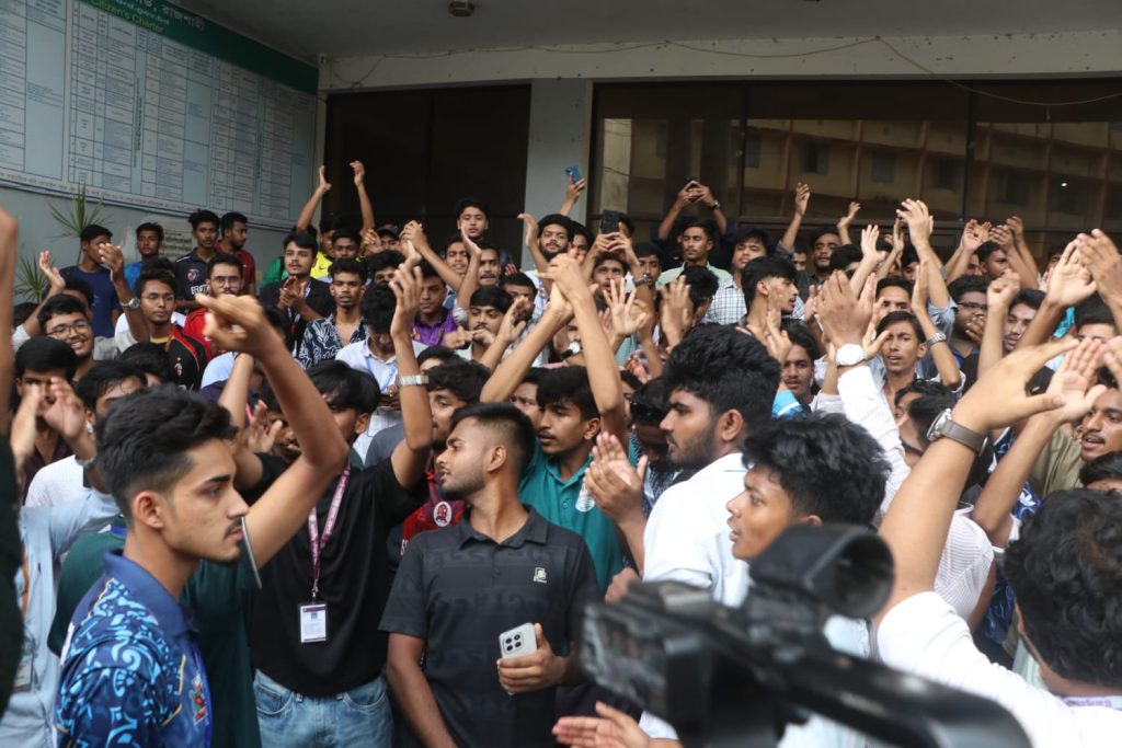 শিক্ষামন্ত্রীর পদত্যাগ দাবিতে রাজশাহীতে শিক্ষার্থীদের বিক্ষোভ
