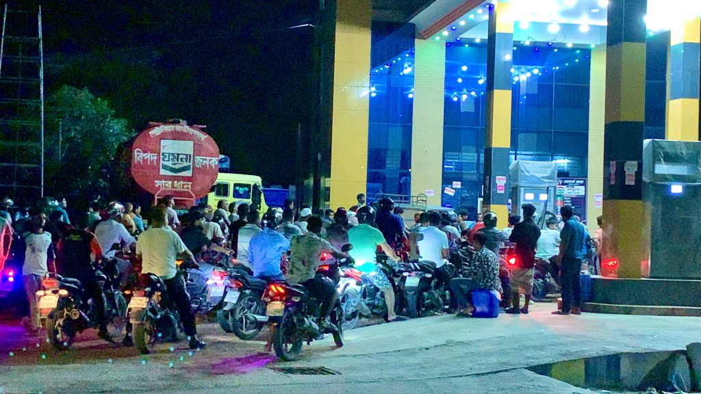 গুজবে তেলের হুড়োহুড়ি, রাজশাহীর পাম্পে রাতভর ভিড়