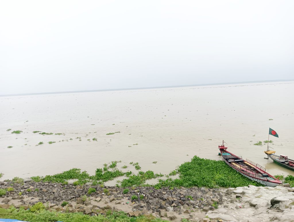 দুই সপ্তাহে পদ্মার পানি বেড়েছে ২.০৪ মিটার, নজরদারিতে শহর রক্ষা বাঁধ