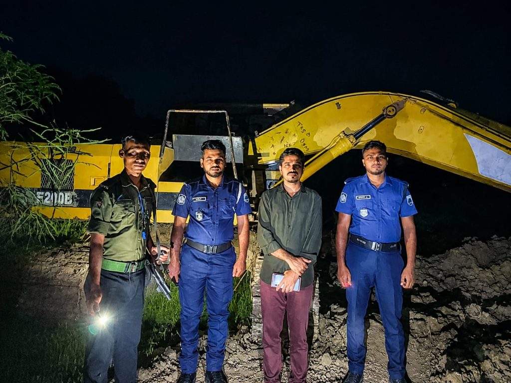 পুঠিয়ায় ফসলি জমির মাটি কাটার বিরুদ্ধে অভিযান, অকেজো করা হলো ৪ এস্কেভেটর