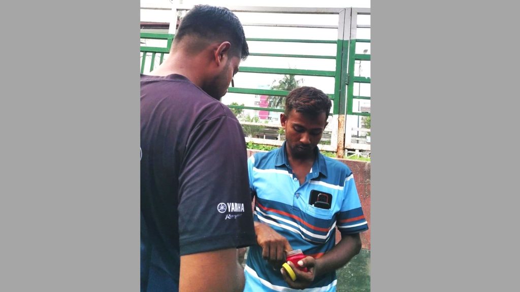 রাজশাহীর আইডি বাগানপাড়ায় প্রকাশ্যে মাদকের হাট, আতঙ্কে স্থানীয়রা