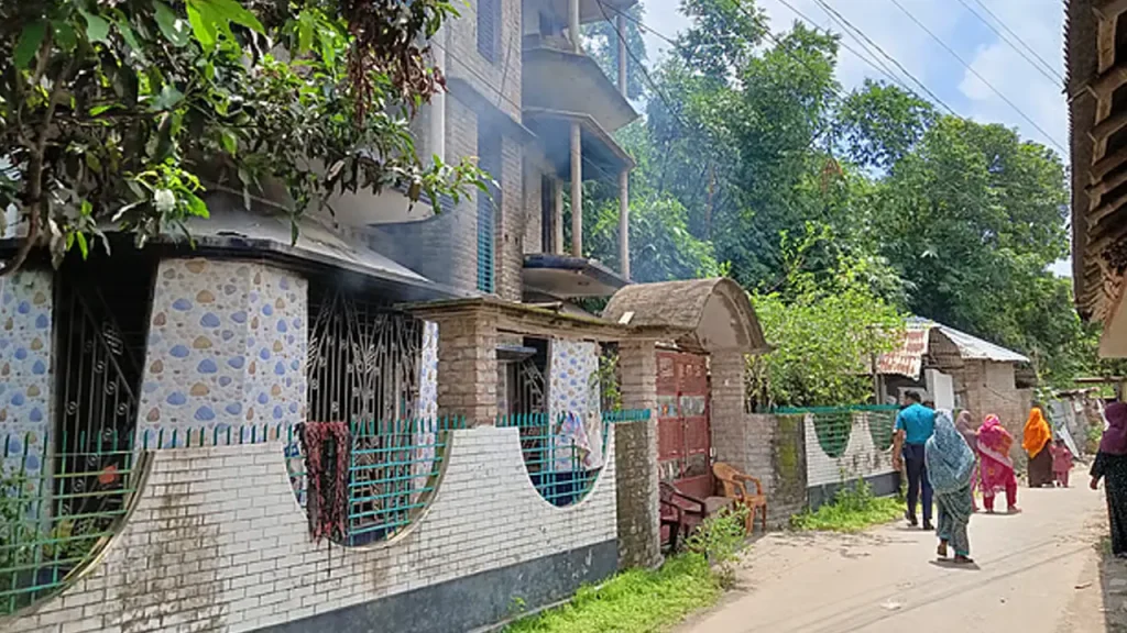 রাজশাহীতে পুলিশের স্ত্রীকে ছুরিকাঘাতে হত্যা, অভিযুক্তের বাড়িতে আগুন