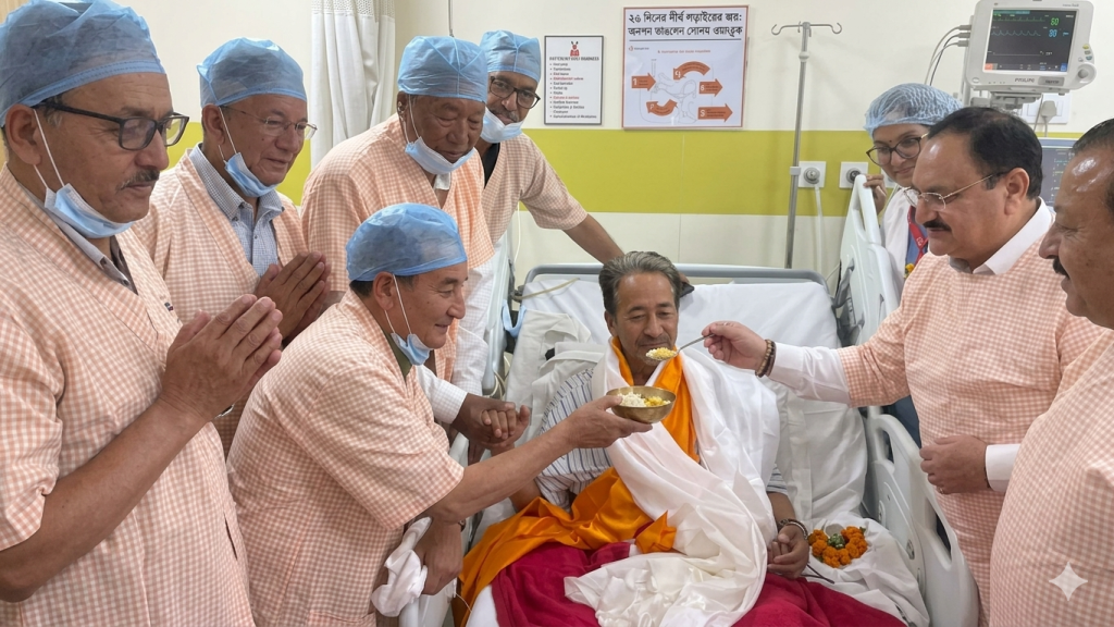 ২৬ দিনের দীর্ঘ লড়াইয়ের জয়: অনশন ভাঙলেন সোনম ওয়াংচুক