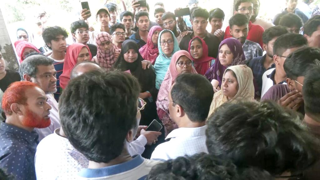 ৫০ নম্বরের বিষয়ে ২৫, পাঁচ ঘণ্টা অবরুদ্ধ কেন্দ্র সচিব