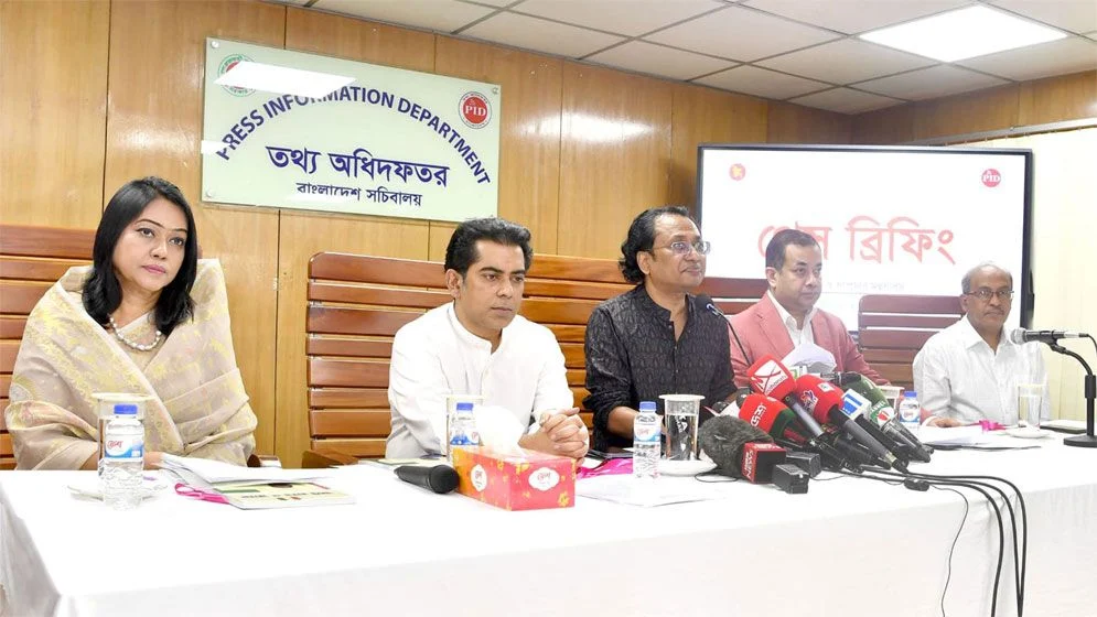 চড়া দামে এলএনজি, নাকি সহনীয় লোডশেডিং—সিদ্ধান্ত নিতে বললেন তথ্য উপদেষ্টা