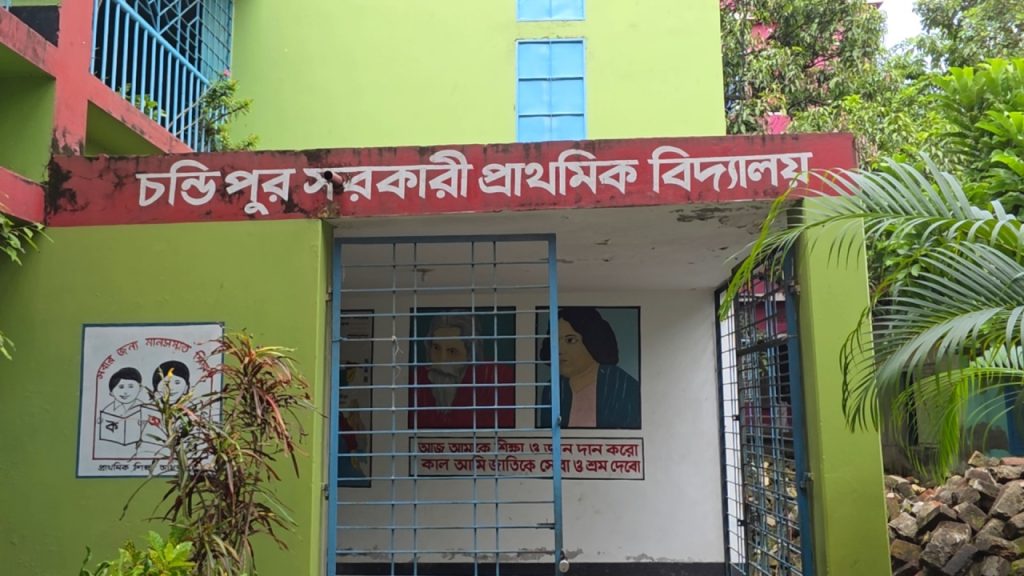 রাজশাহী নগরীর বোয়ালিয়া থানার চণ্ডিপুর সরকারি প্রাথমিক বিদ্যালয়ের দ্বিতীয় এক শ্রেণির ছাত্রীর সঙ্গে এক নারী শিক্ষকের রূঢ় আচরণ, তুচ্ছ-তাচ্ছিল্য ও মানসিকভাবে হয়রানির অভিযোগ উঠেছে। এ অভিযোগের ভিত্তিতে বিষয়টি সরেজমিন তদন্ত করে সাত কর্মদিবসের মধ্যে প্রতিবেদন দাখিলের নির্দেশ দিয়েছে জেলা প্রাথমিক শিক্ষা অফিস। বুধবার (১৯ আগস্ট) জেলা প্রাথমিক শিক্ষা কর্মকর্তার পক্ষে সহকারী জেলা প্রাথমিক শিক্ষা কর্মকর্তা মো. সাইফুল ইসলাম স্বাক্ষরিত এক প্রতিবেদনে থানা প্রাথমিক শিক্ষা কর্মকর্তাকে এই তদন্তের নির্দেশন দেন। এর আগে ভুক্তভোগী শিক্ষার্থী মীমের বাবা মো. লিটন হোসেন জেলা প্রাথমিক শিক্ষা অফিসে লিখিত অভিযোগ করেন। অভিযোগে তিনি বিদ্যালয়ের ‘নূপুর’ নামের এক নারী শিক্ষকের বিরুদ্ধে মেয়ের সঙ্গে দুর্ব্যবহার, তুচ্ছ-তাচ্ছিল্য করে কথা বলা এবং মানসিকভাবে হয়রানি করার অভিযোগ আনেন।