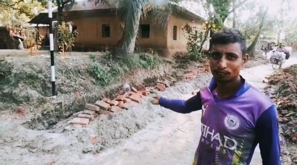 দুই বছরেও শেষ হয়নি কাজ, কার্পেটিং বসে তৈরি হয়েছে গর্ত