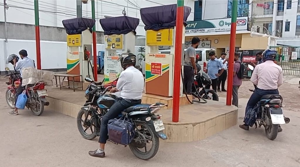 রাজশাহীতে ক্রেতাদের ক্ষোভ, কমেছে তেল কেনার পরিমাণ