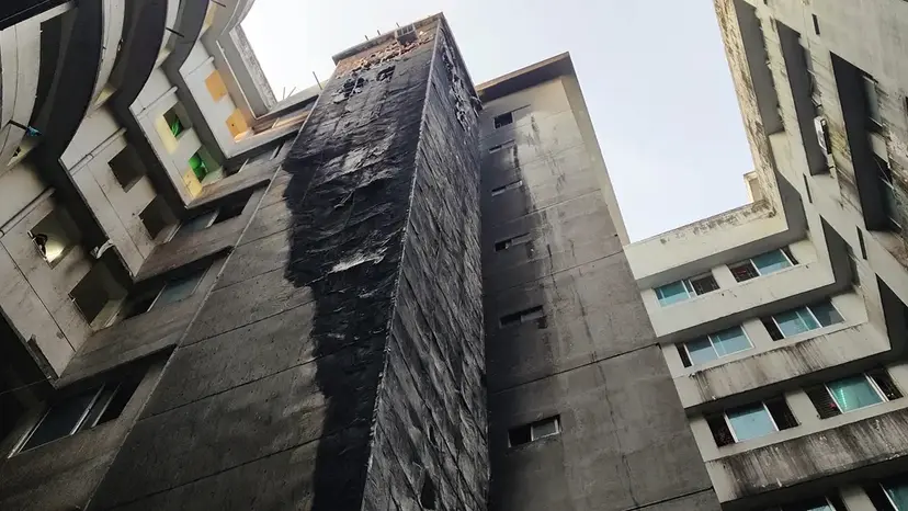 ময়মনসিংহ মেডিকেলে আগুন: আতঙ্কে চারজনের মৃত্যুর দাবি স্বজনদের
