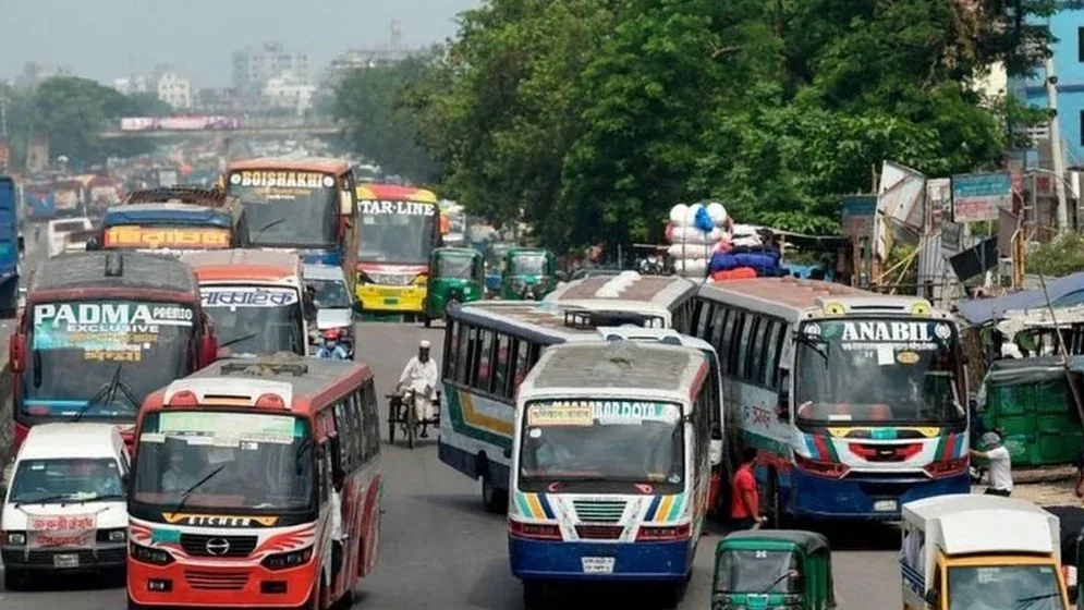 জ্বালানি তেলের দাম বাড়তেই বাসভাড়া বাড়ানোর উদ্যোগ