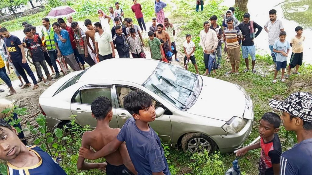 রাজশাহীতে নিয়ন্ত্রণ হারিয়ে খাদে প্রাইভেটকার