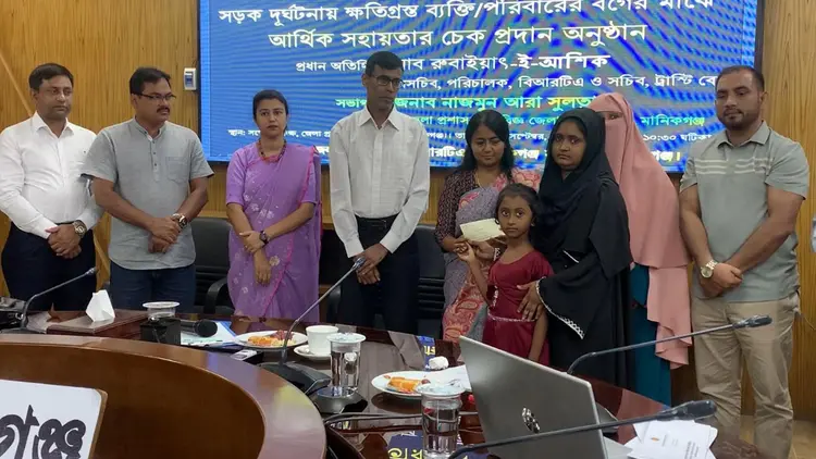 সড়ক দুর্ঘটনায় নিহত-আহতের ১৬ পরিবার পেল ৬৪ লাখ টাকার সহায়তা