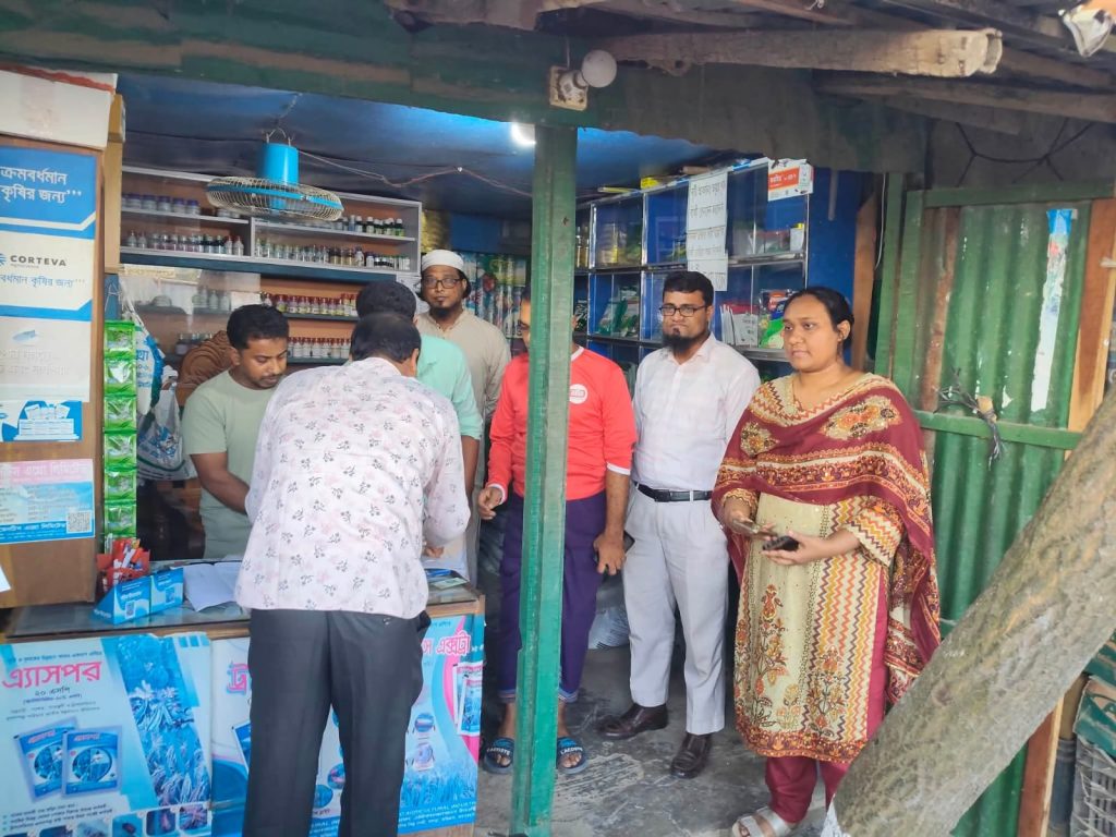 মোহনপুরে অবৈধভাবে সার বিক্রি, ব্যবসায়ীকে ১৫ হাজার টাকা জরিমানা