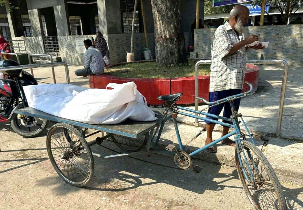 প্রধানমন্ত্রীর জনসভাস্থলের কাছে পুকুরে ভাসল অর্ধগলিত লাশ