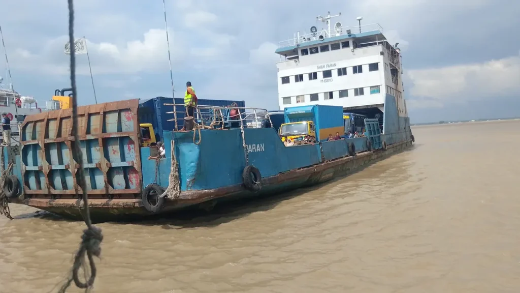 দৌলতদিয়া ঘাটে নির্ধারিত ভাড়ার চেয়ে বেশি টাকা দিয়ে ফেরির টিকিট কেনার অভিযোগ